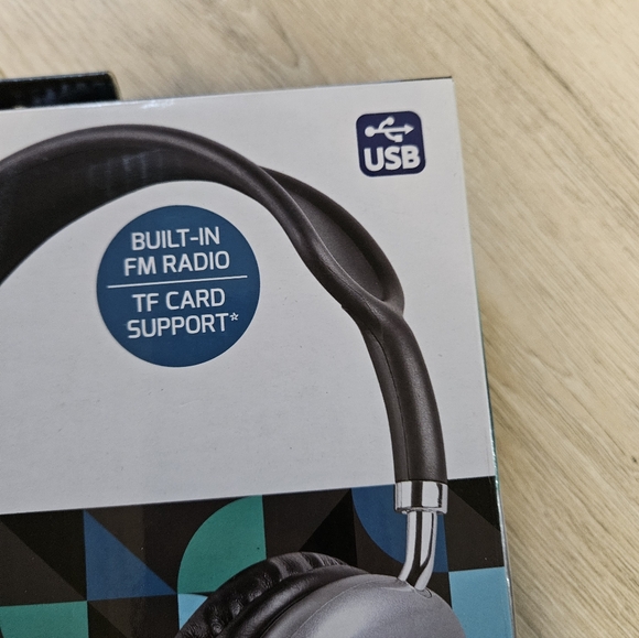 Nizoni Slim Style Wireless Headphones INV00843 30 Foot Range Built-In FM NIB - Picture 3 of 12